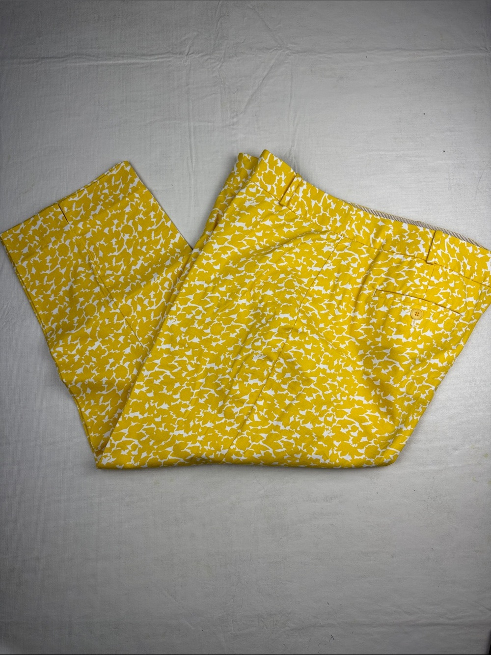 Talbots Woman's Curvy Yellow White Abstract Printed Flat Front Capris Size 14